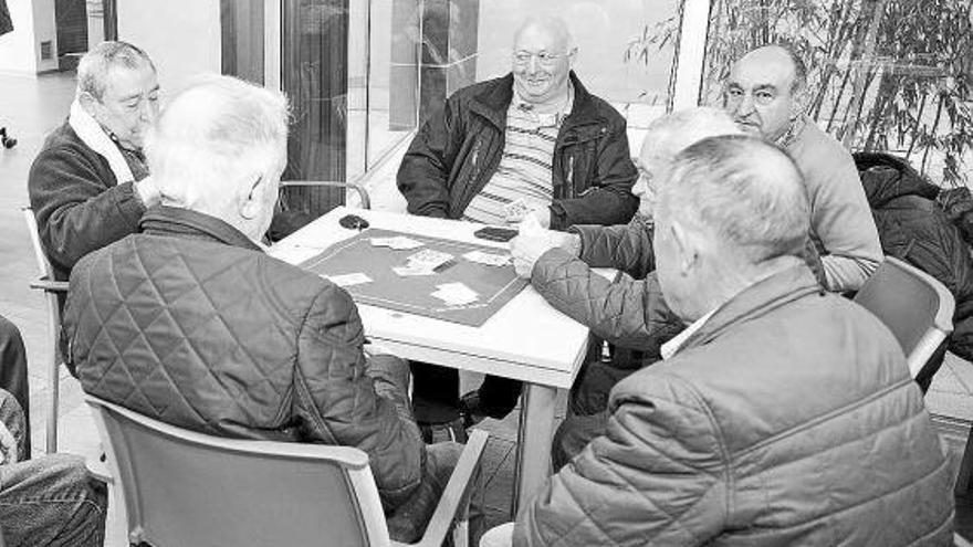 Pensionistas reunidos para jugar a cartas.