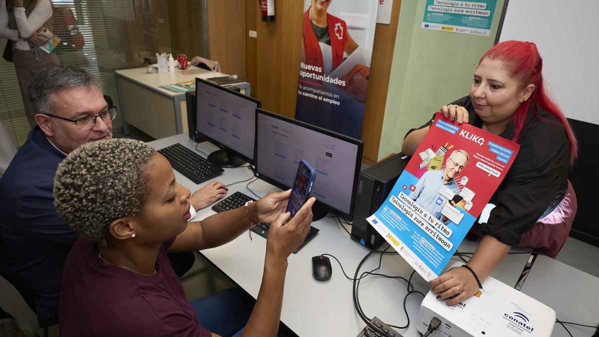 El consejero García con dos alumnas de los cursos de albetización digital que financia su departamento