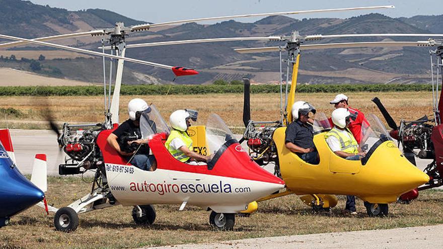 Varias personas prueban los aviones expuestos del club de Vuelo de Lumbier.
