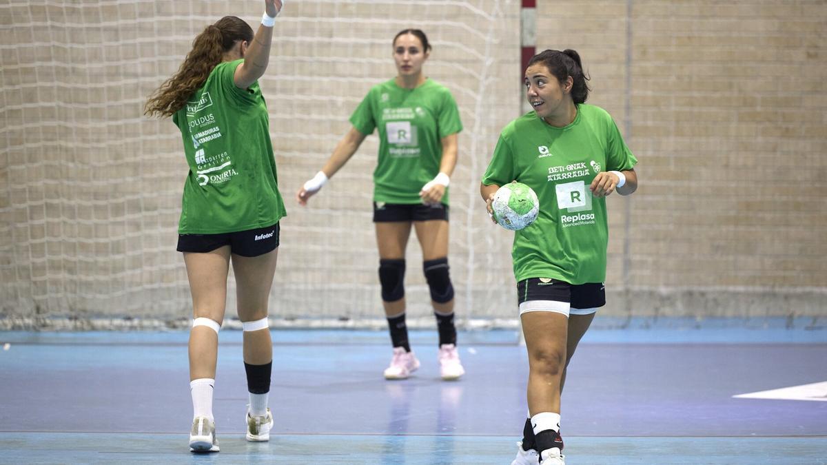 Nerea Canas (d), Isi Fernández-Agustí y Ayelén García (al fondo), durante un reciente entrenamiento.