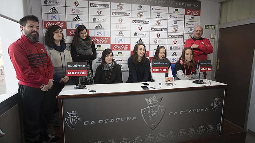 Jonathan Arellano (seleccionador de sala), Goizargi Barba, Amaia Ibáñez, Maite Villanueva, Leire Fernández, Maite Oroz, Marta Unzué y Juan Carlos Gallego (seleccionador de fútbol), en la rueda de prensa.