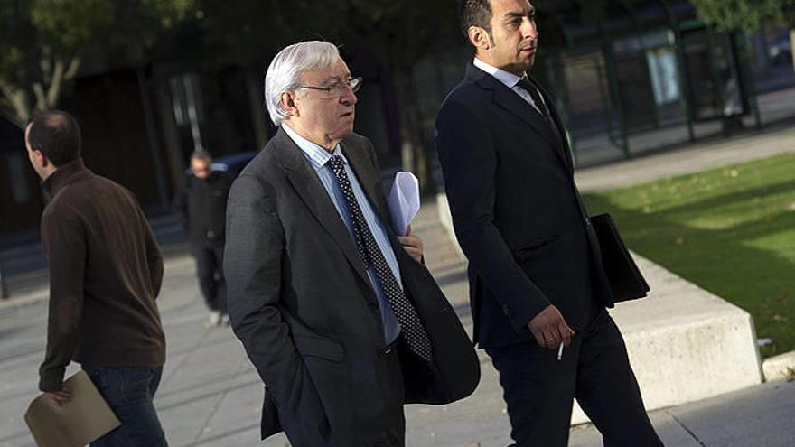 El exconcejal de Seguridad Ciudadana del Ayuntamiento de Pamplona Ignacio Polo (i), acompañado de su hijo y abogado, Daniel Polo