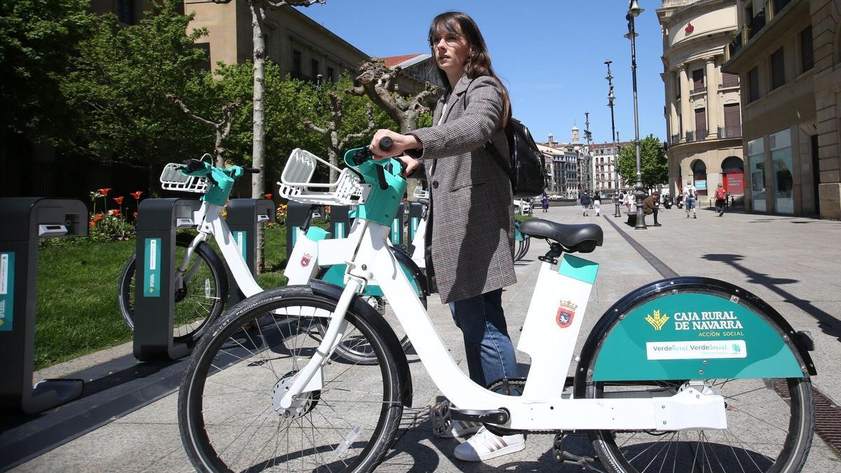 Una usuaria utilizando una de las bicicletas eléctricas de alquiler del Ayuntamiento de Pamplona.