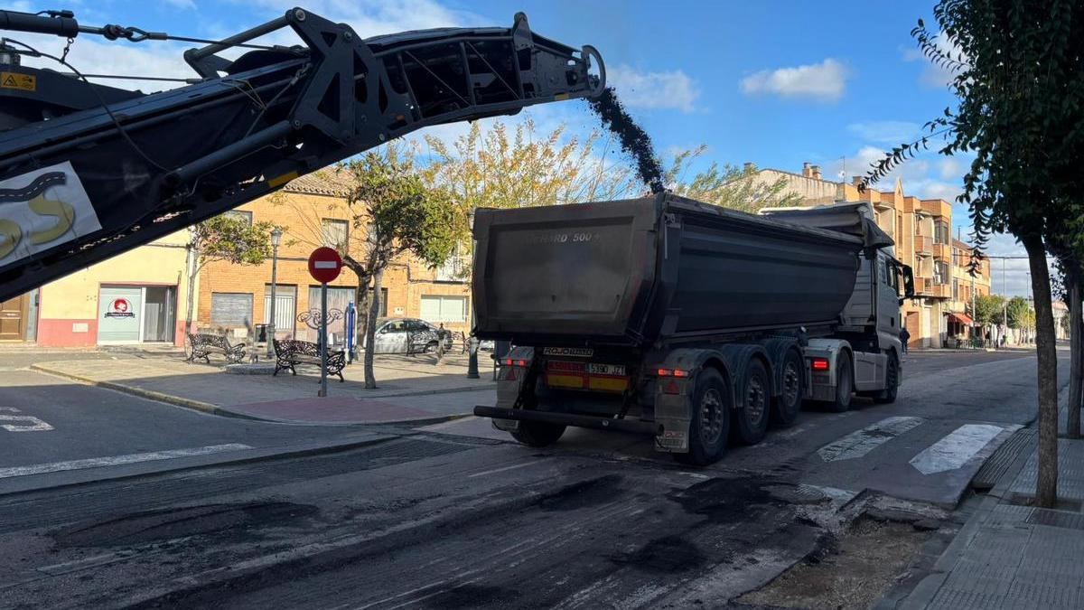 Trabajos de asfaltado en la NA-6840.
