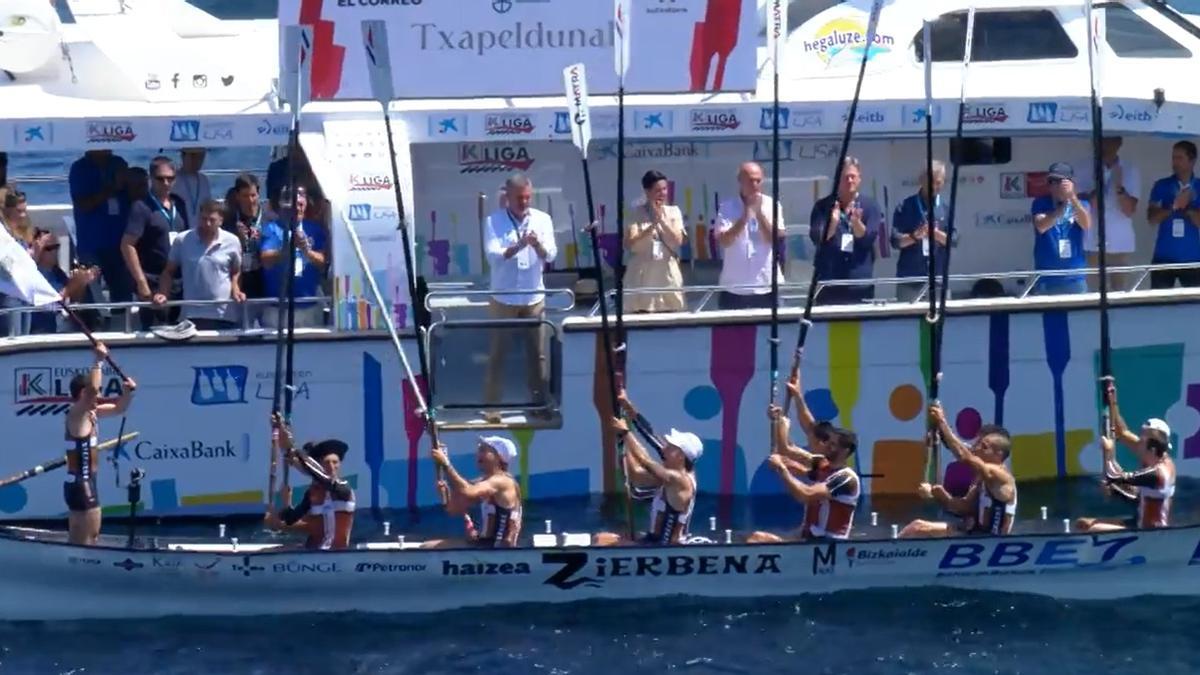 Zierbena recibe la bandera en Lekeitio