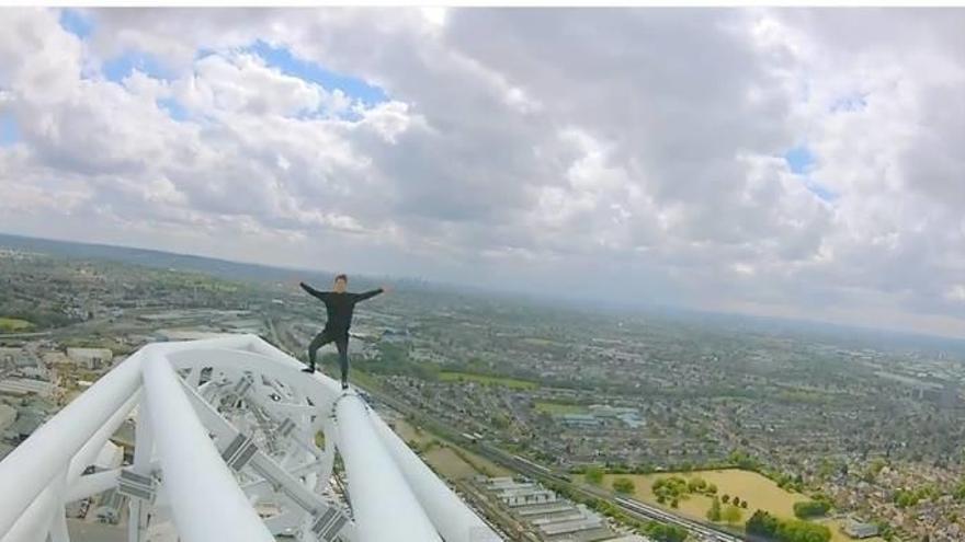 El británico James Kingston se pasea por el arco del estadio de Wembley
