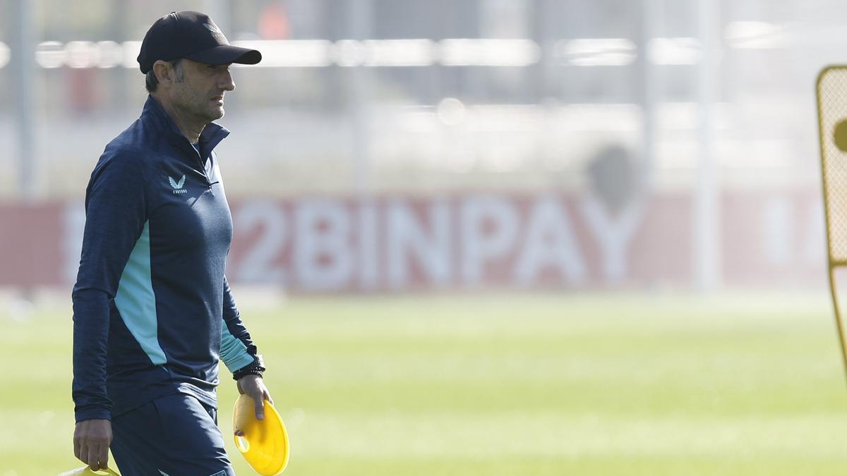 Ernesto Valverde, durante el inicio de la sesión de ayer en Lezama antes de emprender viaje a Dortmund.