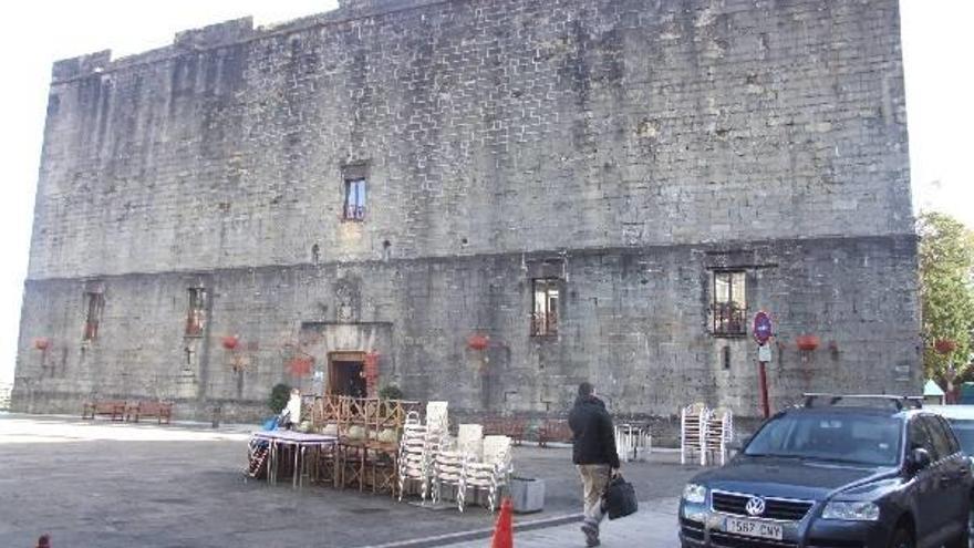 Vista de la imponente fachada del Parador de Hondarribia, ubicado en el castillo de Carlos V, en la plaza de Armas.