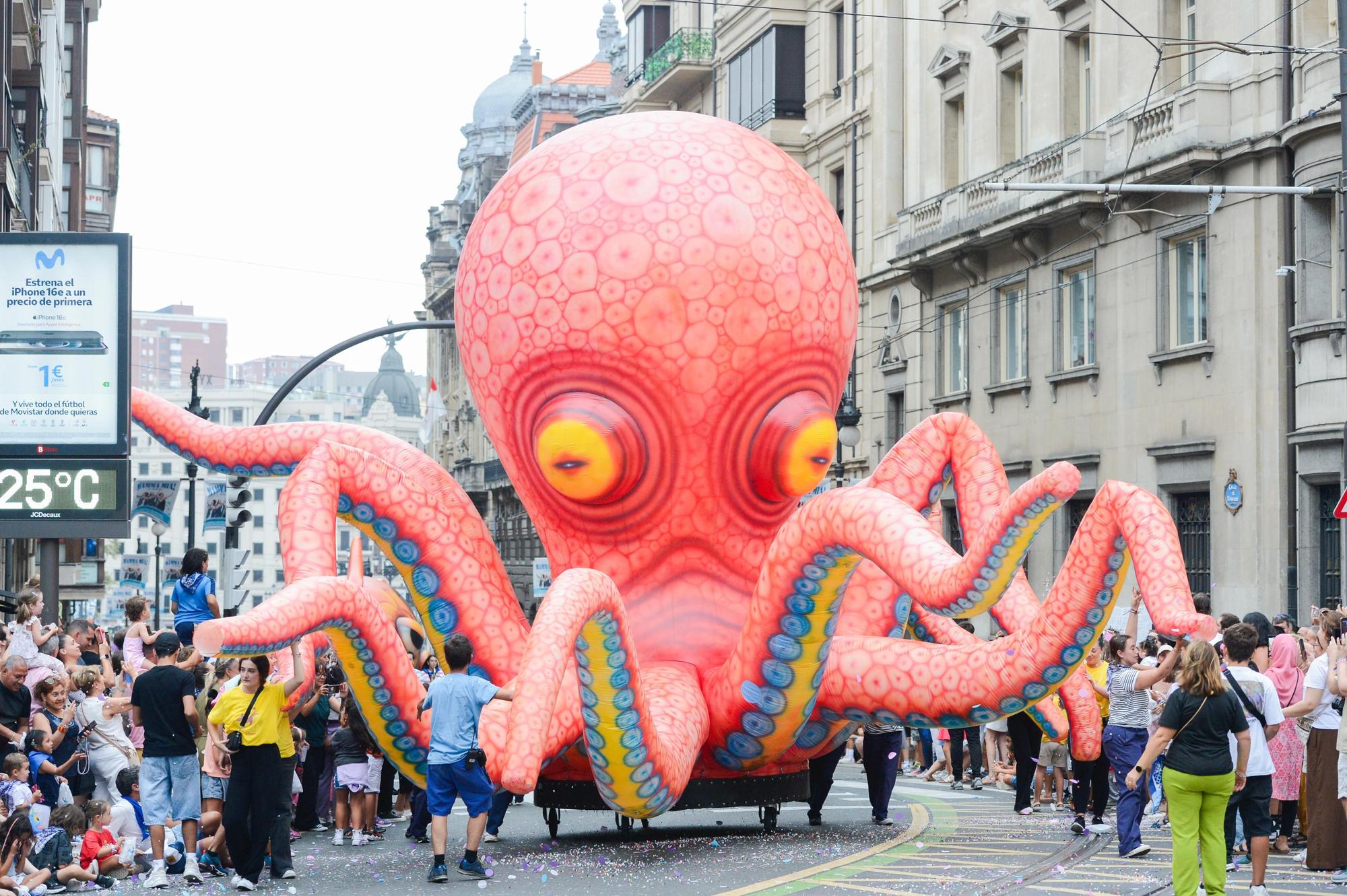 En imágenes: Bali y su séquito recorren Bilbao ante la mirada de miles de personas
