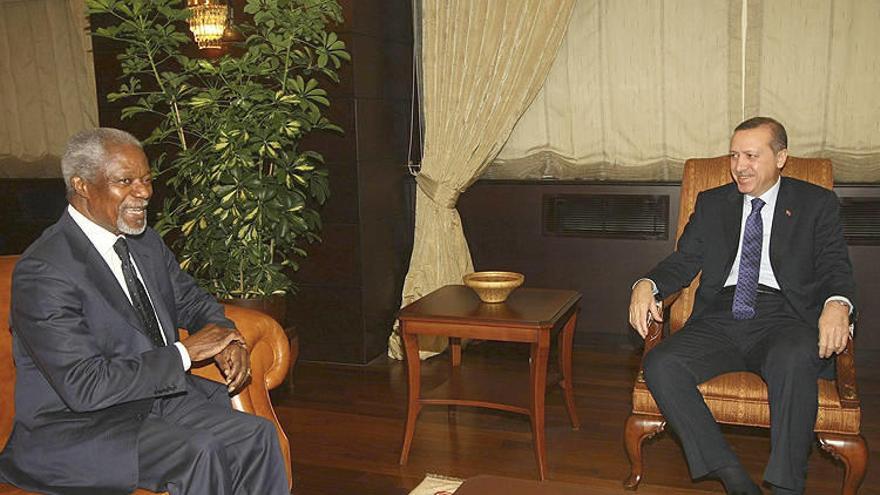 El enviado conjunto de la ONU y la Liga Árabe para Siria, Kofi Annan, conversa con el primer ministro turco Recep Tayyip Erdogan.