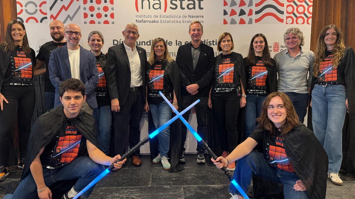 Profesorado y organizadores del acto Stat Wars celebrado con motivo del Día de la Estadística, que ha contado con la presencia del vicepresidente Félix Taberna y responsables del Departamento de Educación.