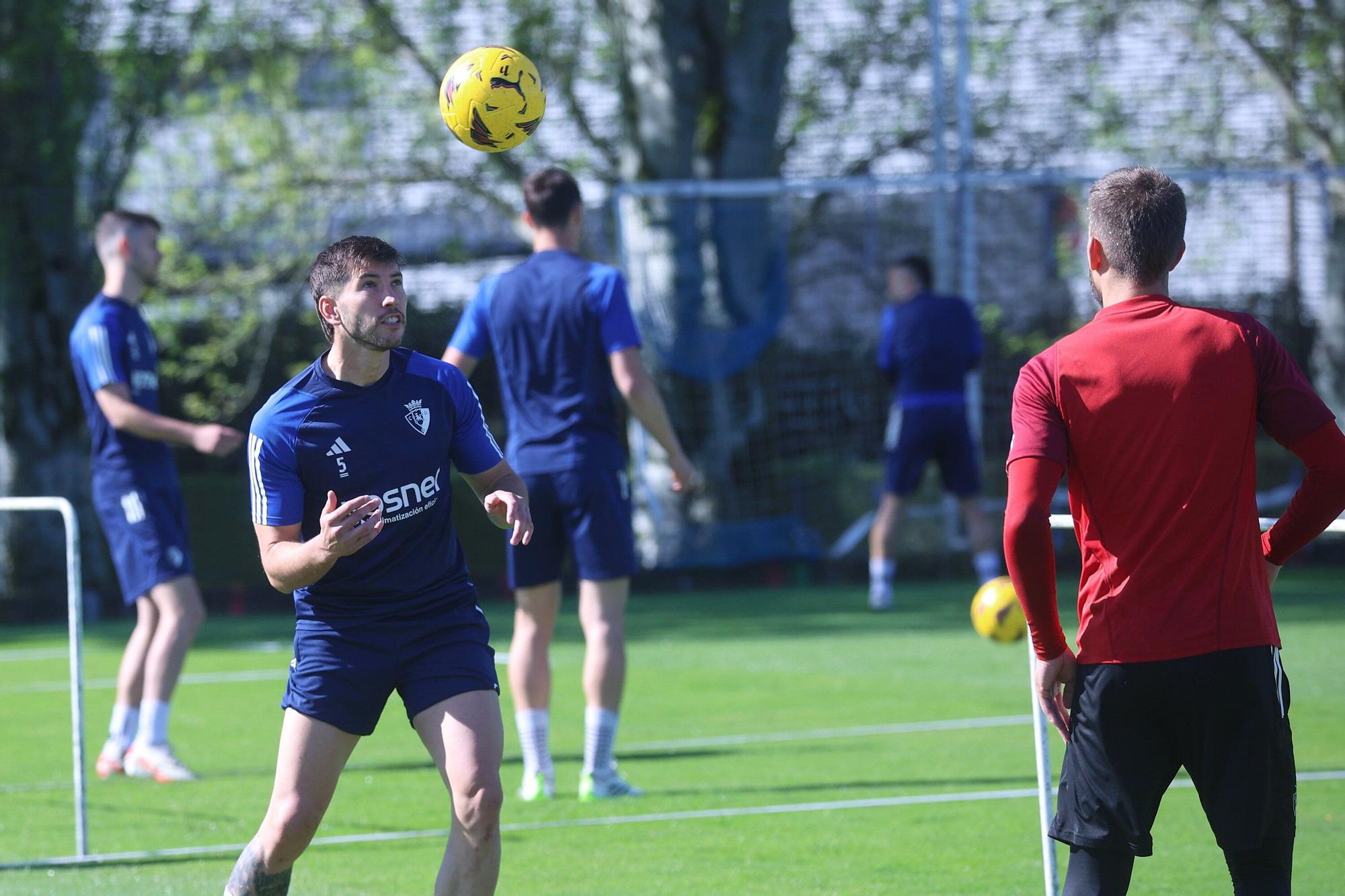 Osasuna se prepara para el Valencia: radiantes sonrisas en una calurosa mañana en Tajonar