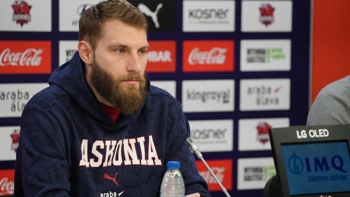 Gytis Radzevicius, durante su presentación como nuevo jugador del Kosner Baskonia.