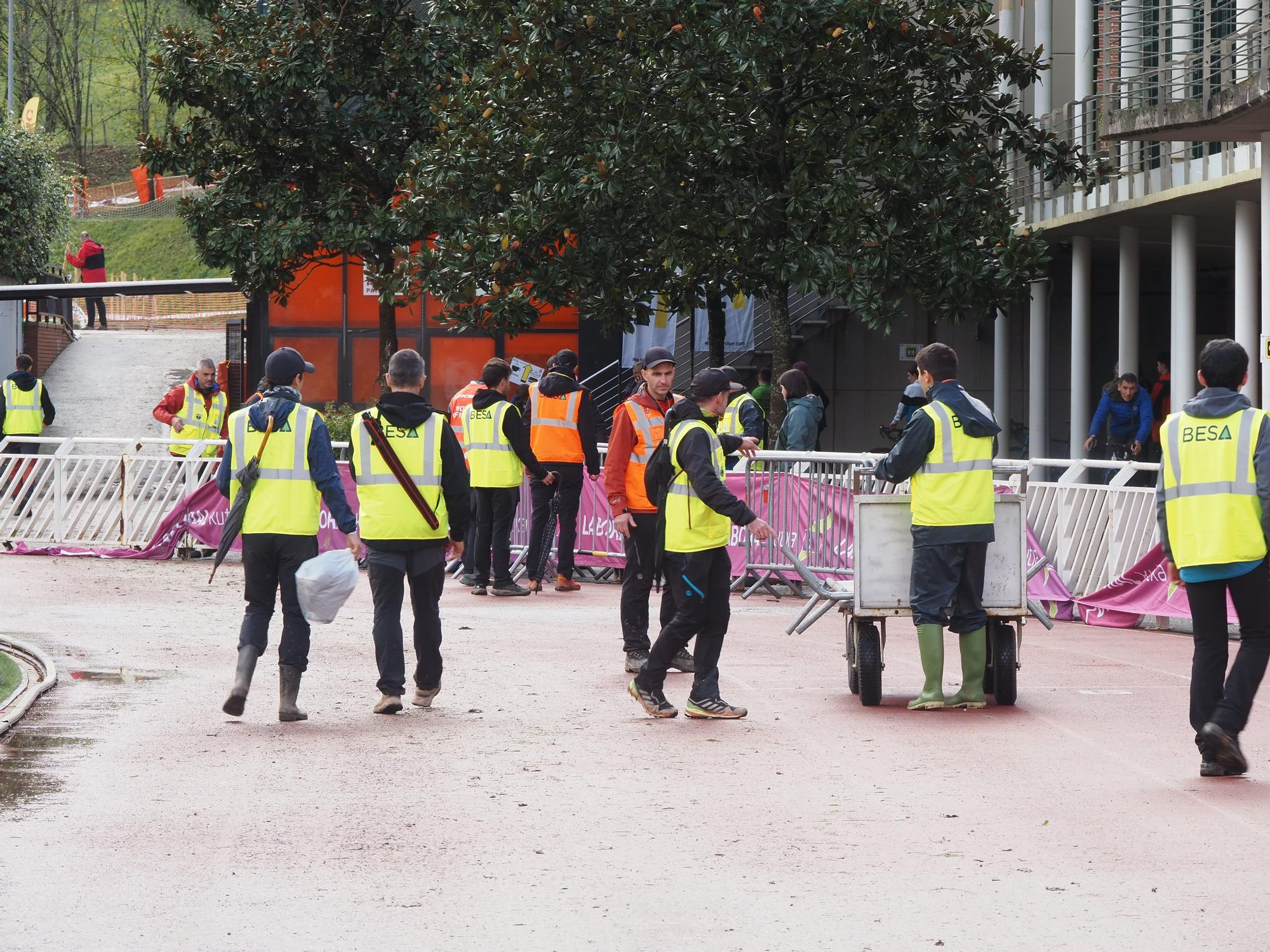 El barro se sumó al espectáculo de ciclocross en Elgoibar