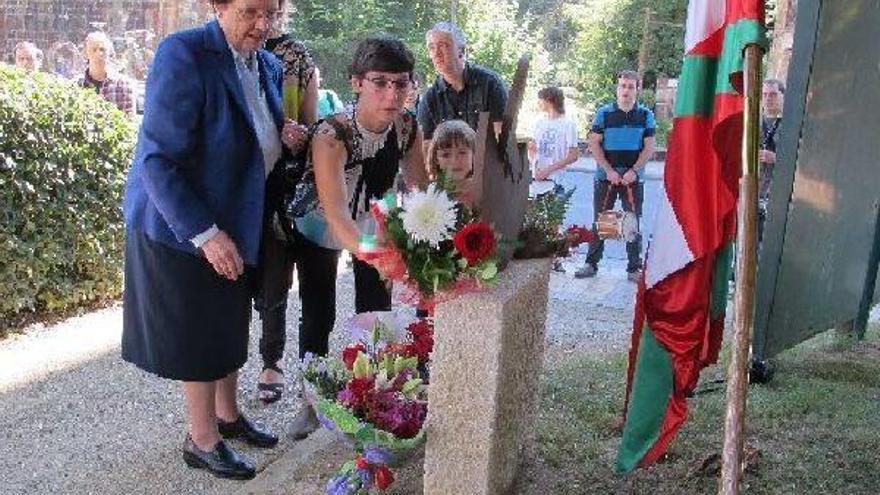 Manttoni Galdos deposita unas flores junto al monumento dedicado a su padre y al resto de los fusilados en Ormaiztegi.