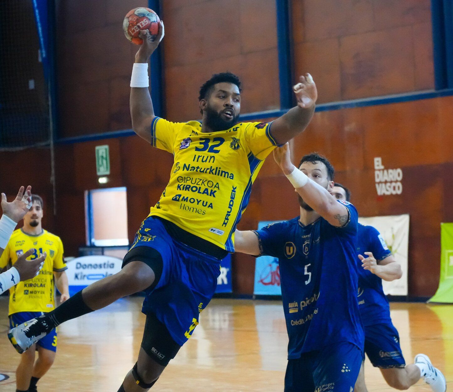 El jugador del Irudek Bidasoa Irun, Dariel García, durante la final del Torneo de Egia ante Limoges