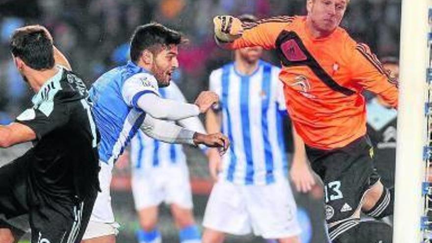 Vela marca un gol a Yoel.