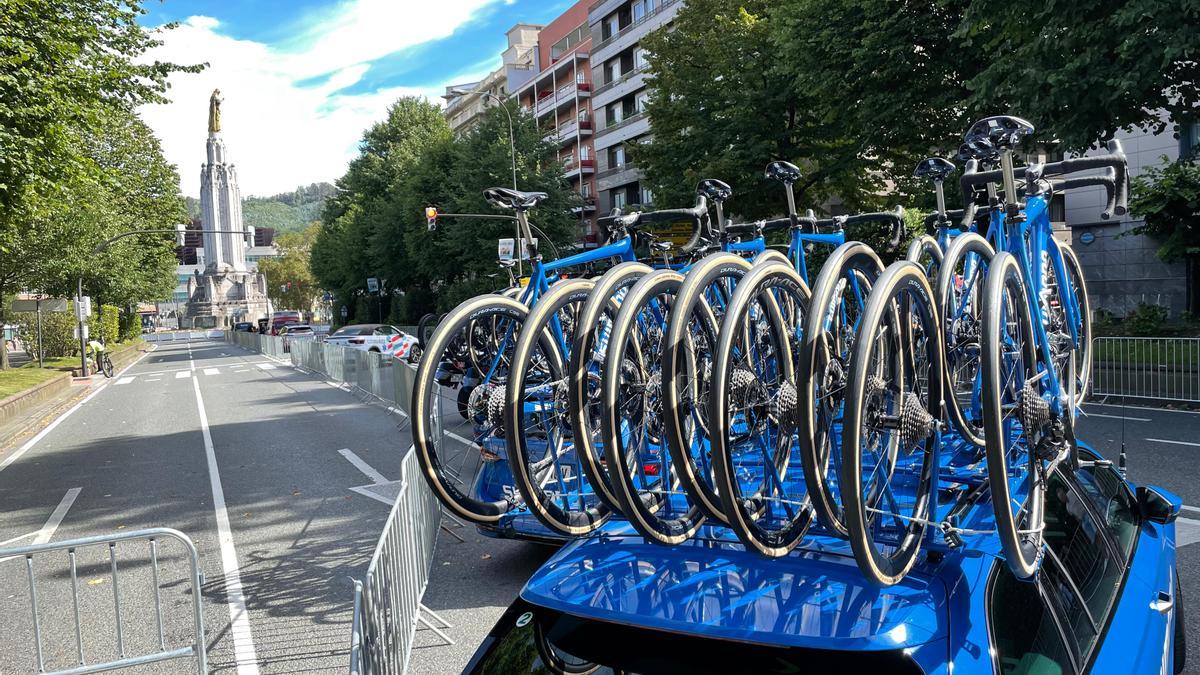 La Vuelta llega a Bizkaia: las imágenes del montaje en Bilbao