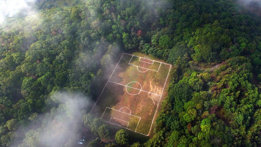 Dentro de un antiguo volcán y todo un icono local: así es el campo de fútbol mexicano que arrasa en redes