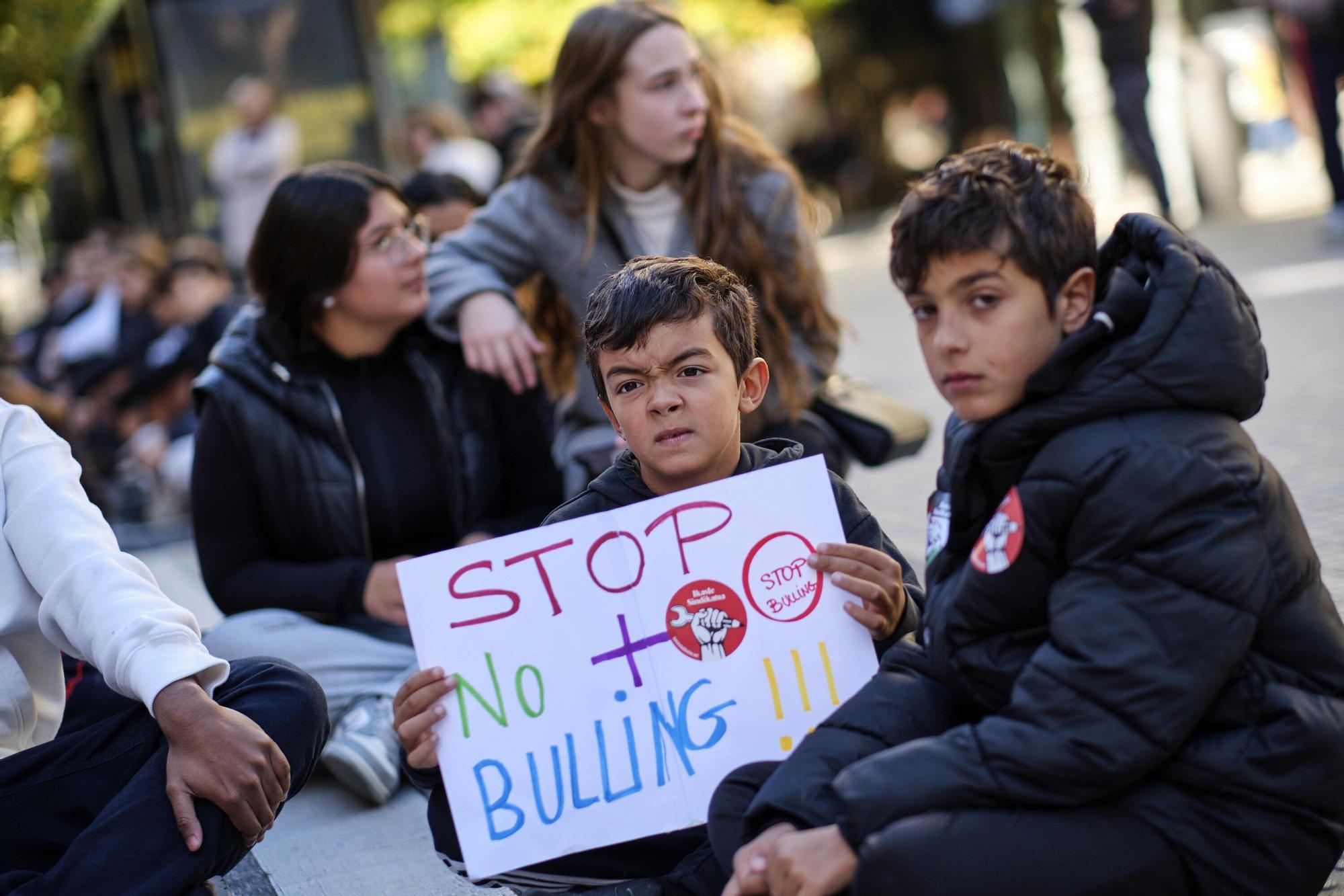Sentada estudiantil en Pamplona en protesta por la muerte de la joven Sandra Peña