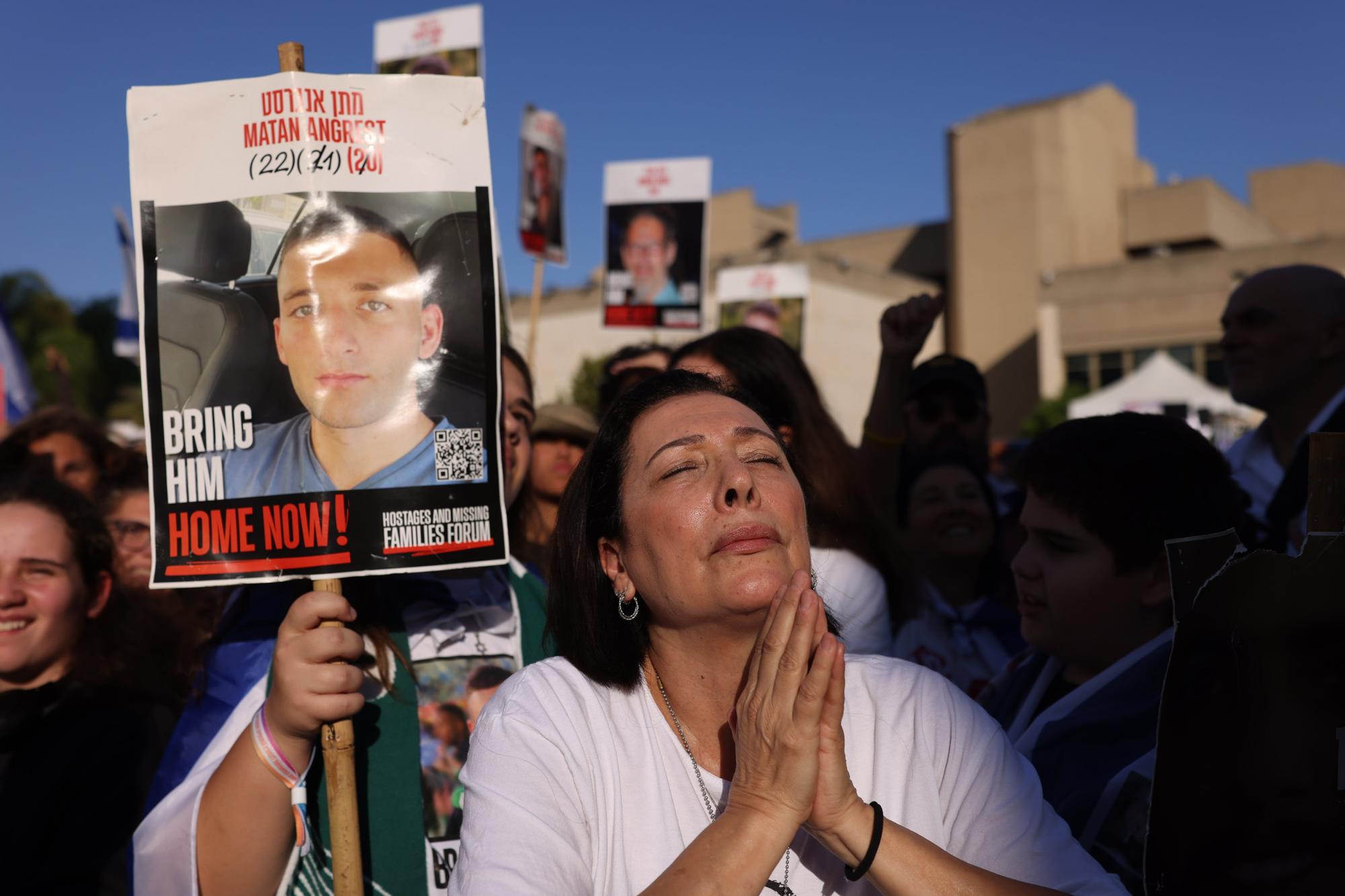 En imágenes | Los familiares de los rehenes israelíes celebran su liberación