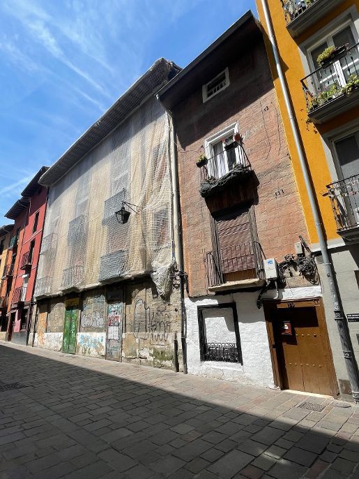 Bloque a demoler para levantar nuevas viviendas en la calle Correría.