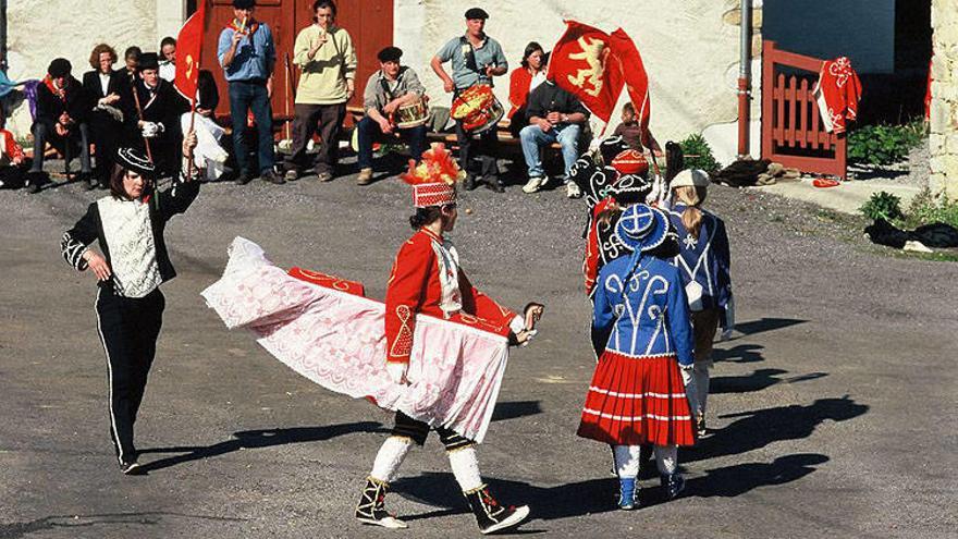 Maskarada segizioko &quot;Gorriak&quot;, Altzai herrian dantzan, 2003an.