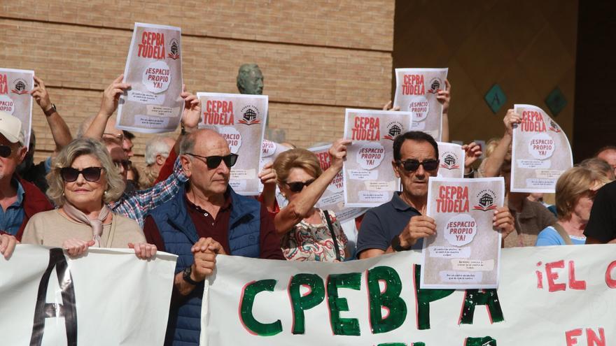 Alumnos del Centro de Educación para Adultos de Tudela piden un centro propio y un &quot;trato digno&quot;