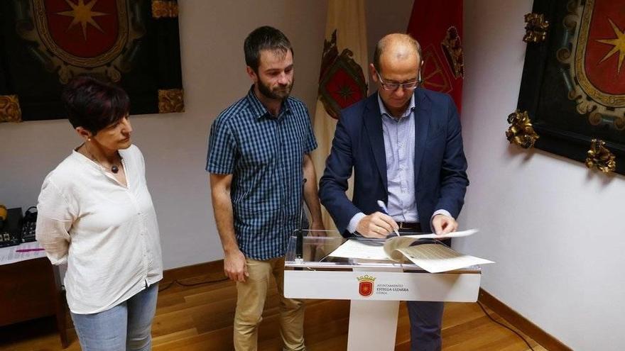 Emma Ruiz, Koldo Leoz y Javier Fernández, ayer durante la firma del convenio.