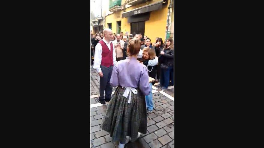 Aurresku en honor a Marisa durante su fiesta de despedida del Garazi