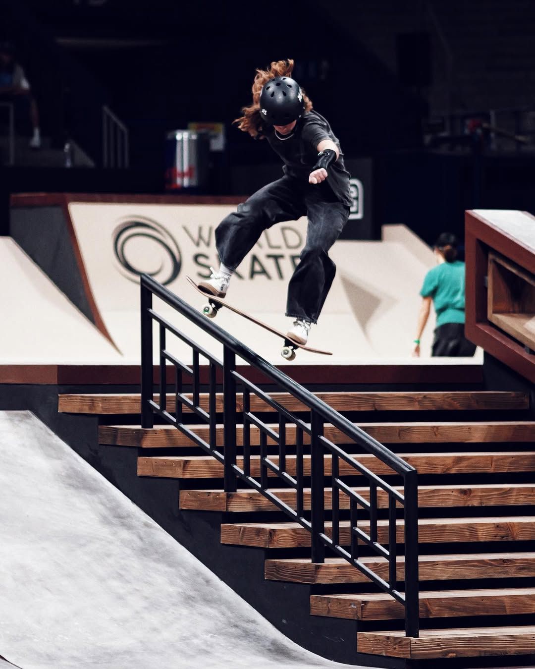 Afrika Criado haciendo skate.