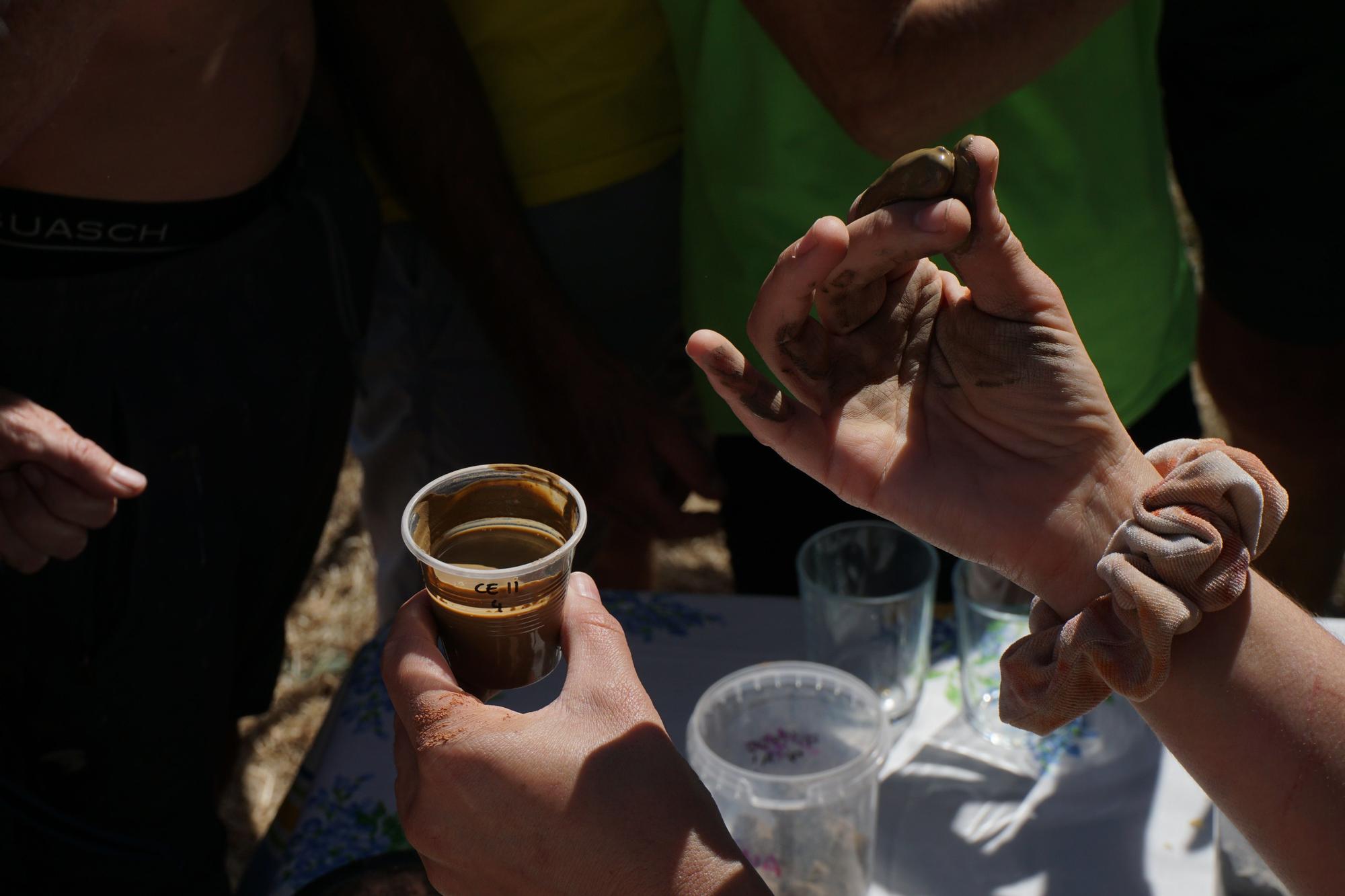 En Arboniés, la ceramista Ioana Hernández ha invitado a fijar la mirada de los y las habitantes en un elemento casi invisible, las cualidades cerámicas del terreno que configura ese territorio.