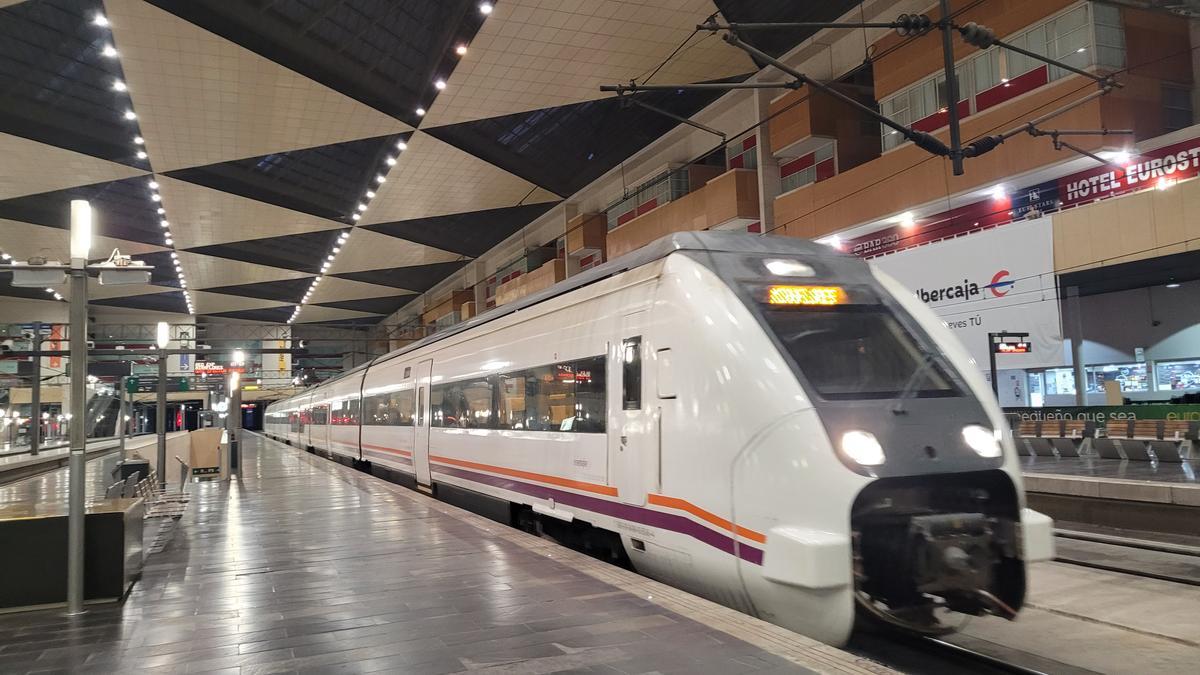 El nuevo tren Pamplona - Zaragoza, a su llegada a la capital aragonesa en el primer día de servicio.