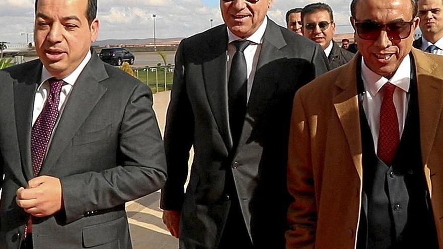 El exresponsable del Interior, Fathi Bashaga (centro) fue nombrado ayer primer ministro libio.