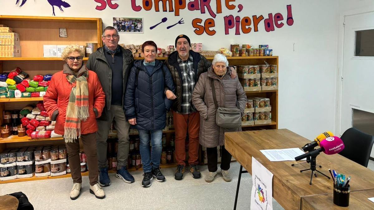 Miembros de la asociación Apoyo Mutuo, en la rueda de prensa que dieron en su sede.