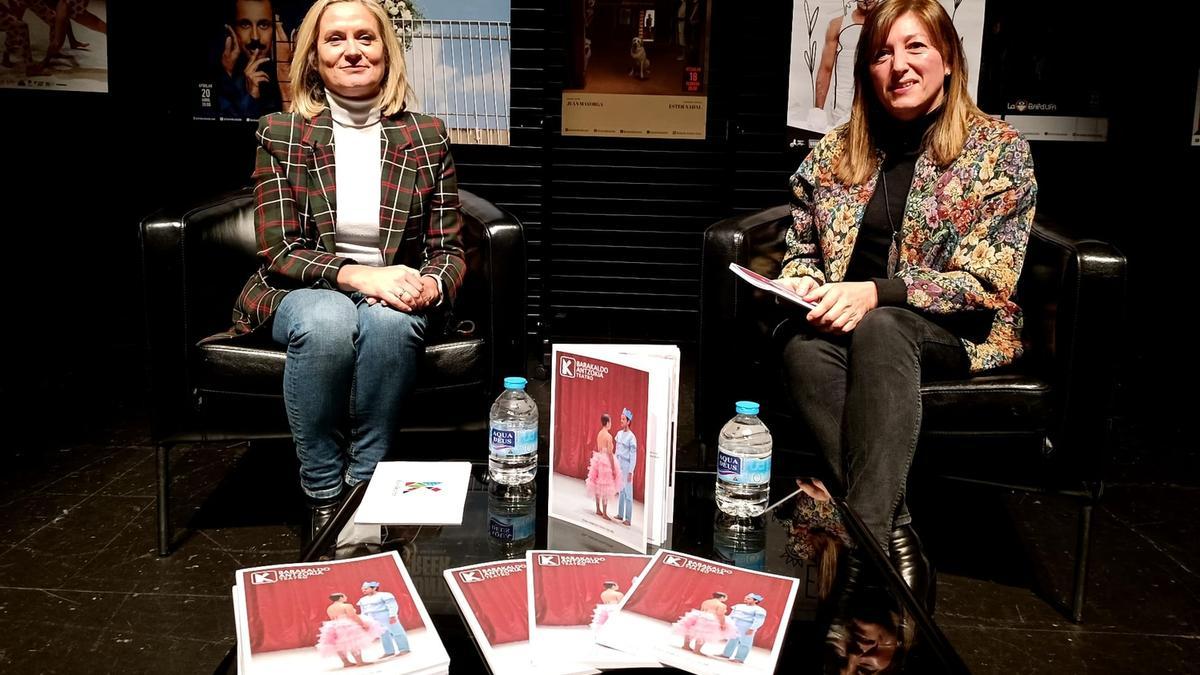 La alcaldesa, Amaia del Campo, junto a Ana López Asensio, directora de Barakaldo Antzokia.