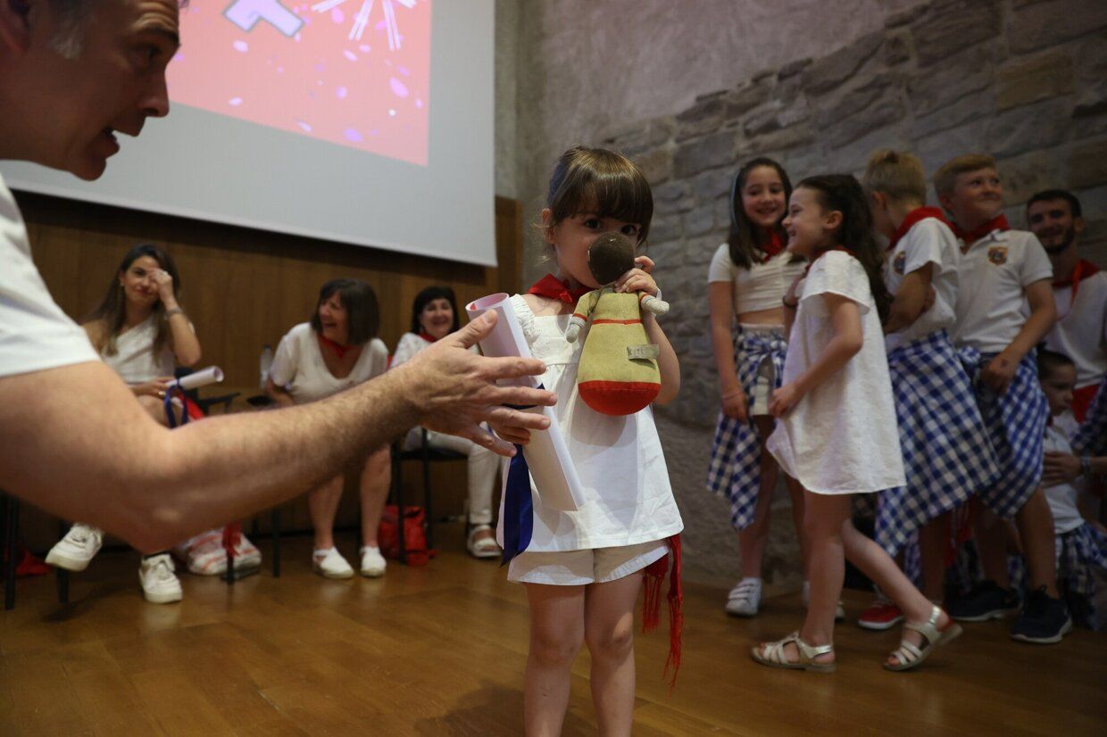 La Asociacion Festa-Los de Bronce entrega el Premio Festa 2022 a las mujeres que impulsaron la desaparición de las llamadas "madrinas" de las peñas en los Sanfermines