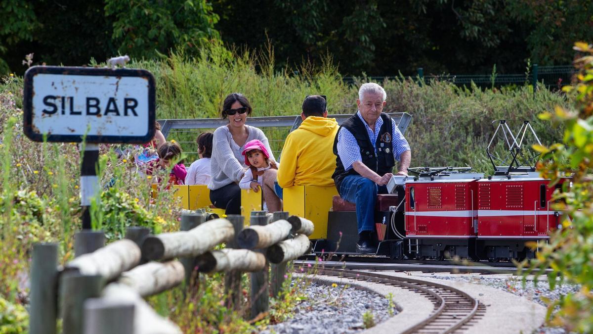 Miembros de la asociación conducen las locomotoras. 