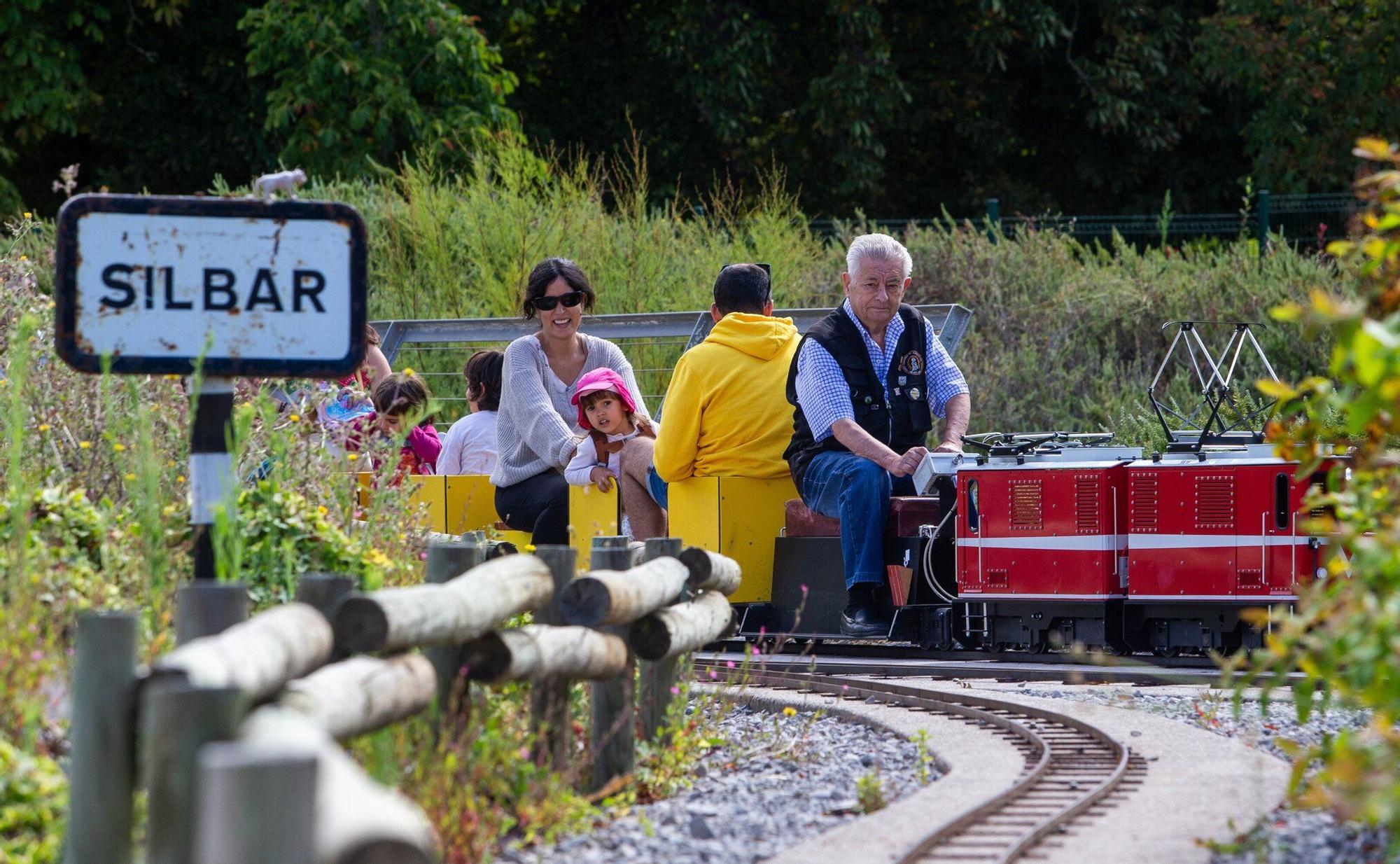 FOTOS | Budimir disfruta con su familia y se monta en el tren de Trinitarios