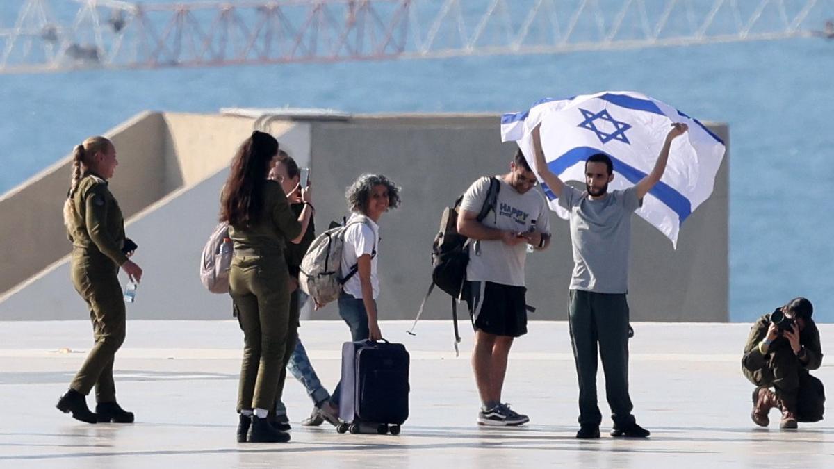 Los familiares de los rehenes israelíes celebran su liberación