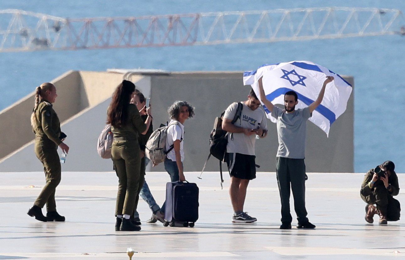 En imágenes | Los familiares de los rehenes israelíes celebran su liberación