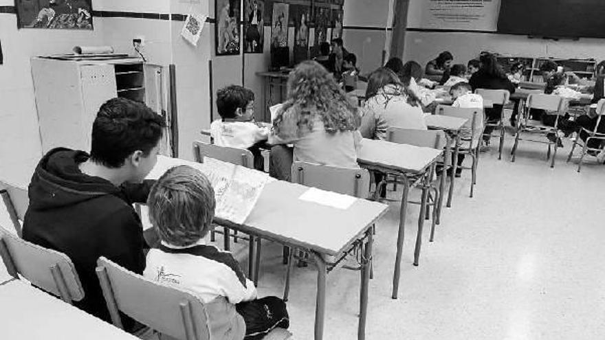 Adolescentes ayudan a alumnos del colegio jesuita San José de Málaga.