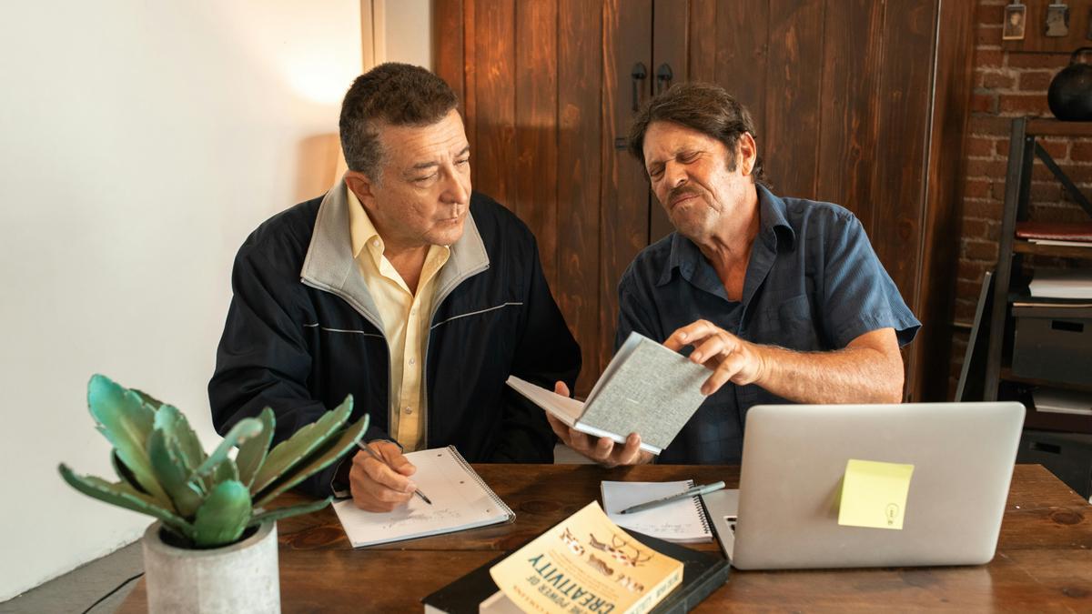 Dos amigos conviviendo.