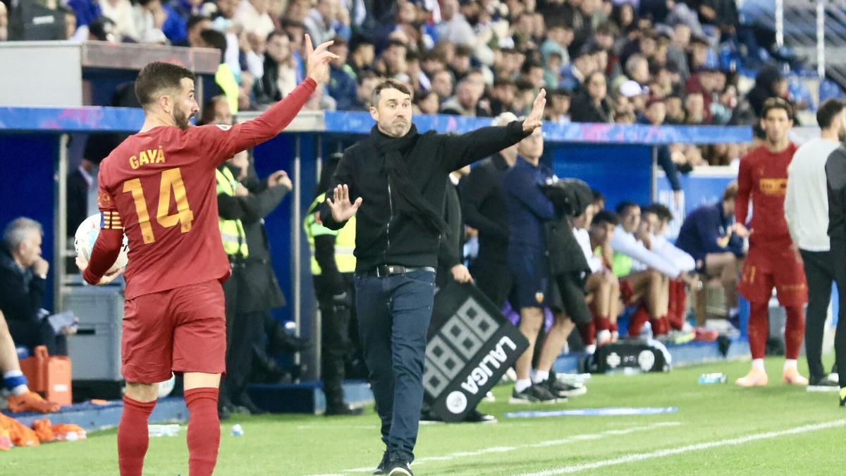 Eduardo Coudet realiza indicaciones en el duelo frente al Valencia.
