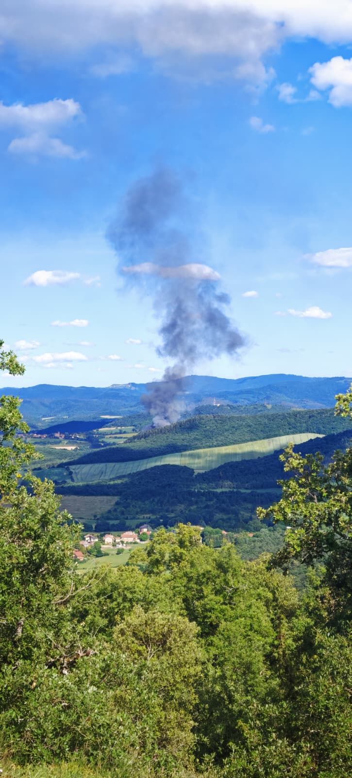 Un incendio en Gardelegi levanta una columna de humo visible desde Eskibel, entre otros puntos.