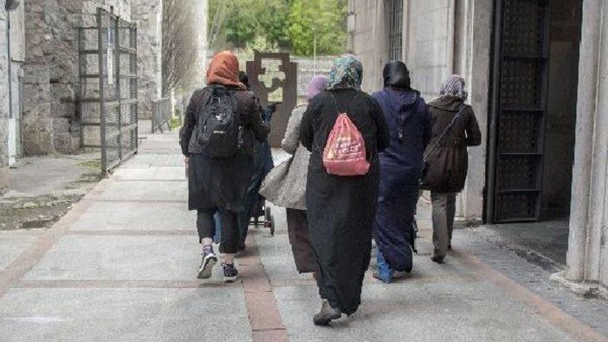Tarana acompaña a varias mujeres que acuden a la asociación en una visita guiada por el pueblo a la biblioteca municipal infantil, en la parte vieja de Tolosa.