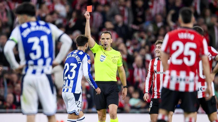No cesa la polémica por la expulsión de Brais en el derbi de San Mamés
