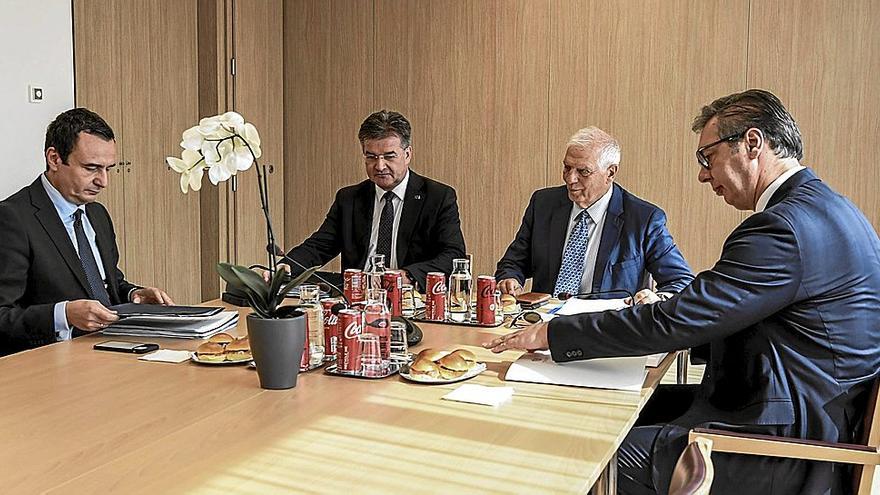 El líder serbio, Aleksandar Vucic, a la derecha, y el kosovar Albin Kurti, a la izquierda, en el encuentro con Josep Borrell del pasado día 18.  | FOTO: E.P.