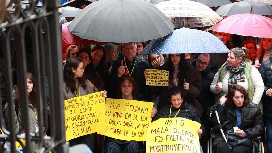 Las víctimas de Adamuz y Adif coinciden únicamente en la "profunda inversión" que necesita el sistema ferroviario