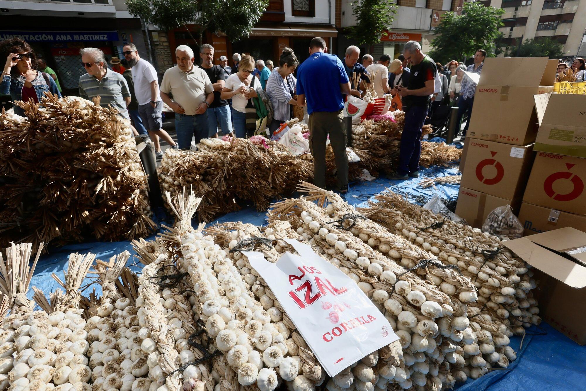 En imágenes: La feria de ajos atrae a los vitorianos un año más
